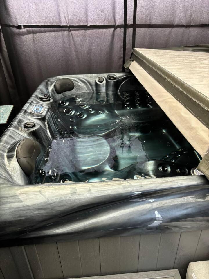 Secret Gem Full Size Hot Tub 1 Bed Garden Flat Leilighet Bournemouth Eksteriør bilde